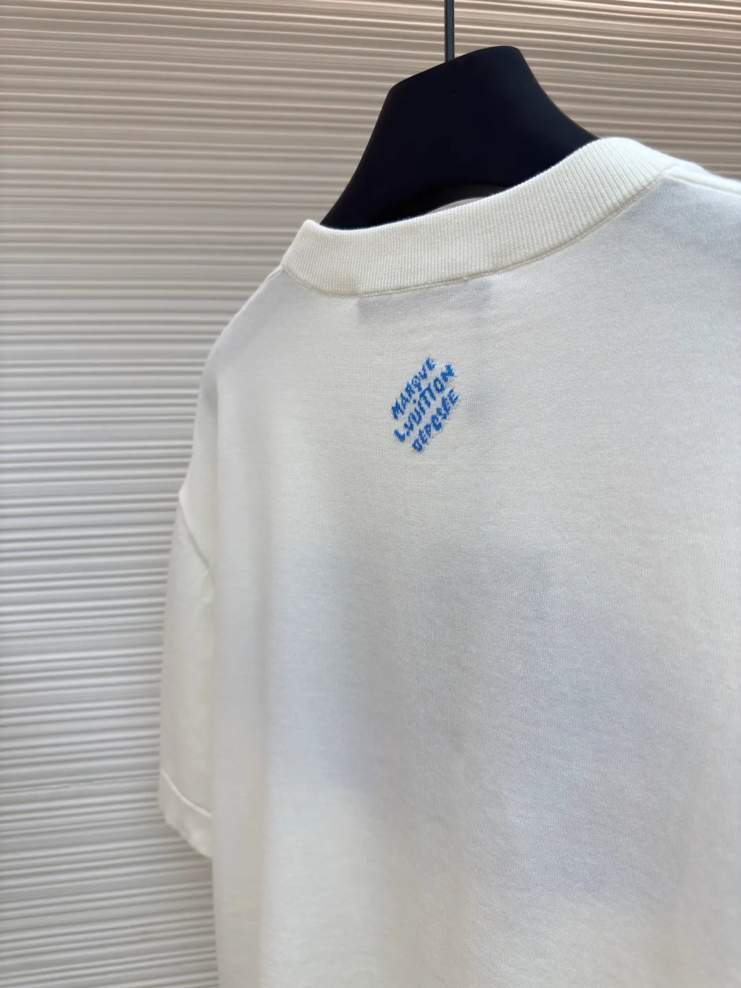 LOUIS VUITTON Kojima jacquard woolen T-shirt ●Authentic product: 10700 purchased and developed ●Item number: 1680272-A65 ●Fabric: combed cotton fabric ●Technology: jacquard production ●Version: fitted version ●Weight: about 240 grams ●Size: XS-S-M-L ●Description: Knitted using an ultra-fine 16-needle computerized flat knitting machine. The patterns are drawn manually by experienced painters. Each stitch is highlighted in detail. Each stitch is exactly the same as the original. The width and height of the pattern are 98%. The wool is dyed and dyed using 101/2 fully combed cotton. The color is 99% similar to ordinary cotton in the market. Comparing the yarn version, our 101/2 count fully combed cotton has a more delicate texture, and the fiber of the raw material reaches 25-35 mm, which makes the woven fabric more delicate, and the clothes are not easy to wrinkle, and the anti-pilling can reach level 4-5; on the contrary, clothes made of ordinary cotton yarn are easy to wrinkle, and will have wrinkles after being worn once, and will pill after being used a few times. The overall wiring is straight and delicate, the fabric is comfortable and soft, and the color is consistent without color difference. It can be matched with the same style to create a fashionable look and control various occasions. Customized accessories, complete with three standards, same style for men and women!